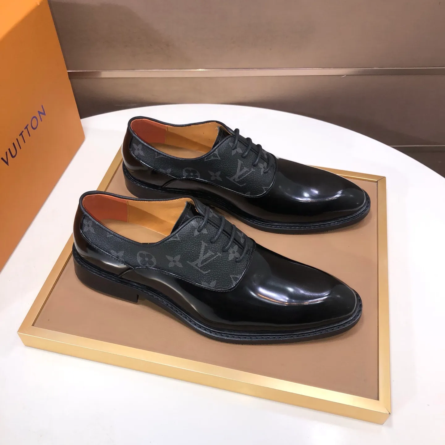 Men's men's shoes💰460💰【LV】(sheepskin lining) formal men's shoes! The high-end formal wear style is luxurious and elegant, with both practicality and style. We pay special attention to quality and details. The original version at the counter is 1:1 ultra-accurate replica👍🏻 The shoe last, leather, workmanship and comfort are not inferior! Material: imported cowhide upper, soft first layer of sheepskin! Code number: 38-45 (45 customized)